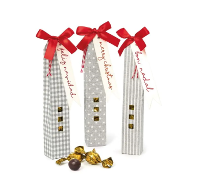 cajitas grises con corqui chocolatinas y con etiqueta feliz navidad